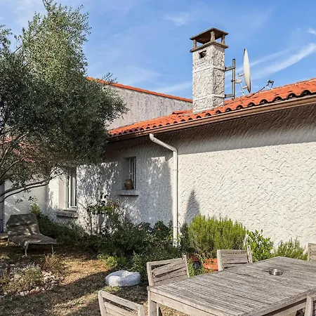 Charmante Maison Avec Piscine Holiday home *